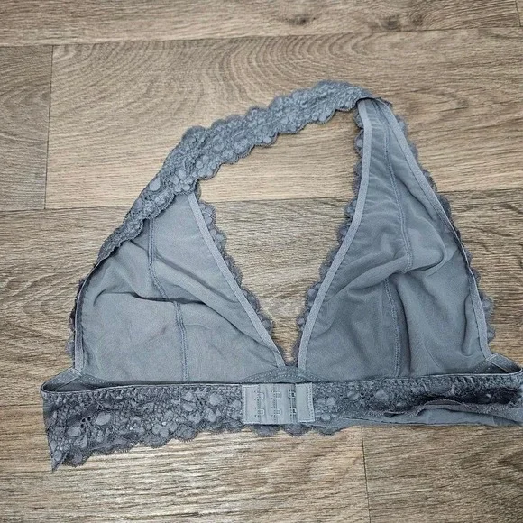 Light Grey Halter Bra – Casual Chic Y2K Loungewear Minimalist Aesthetic‎ - Picture 3 of 3